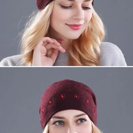 Kvalitná dámska čiapka v bordovej farbe s kryštálikmi a brmbolcom