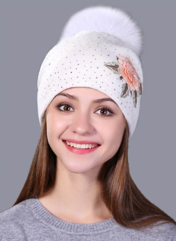 Luxusná biela dámska čiapka s nášivkou kvetiny, kryštálikmi a odopínacím brmbolcom