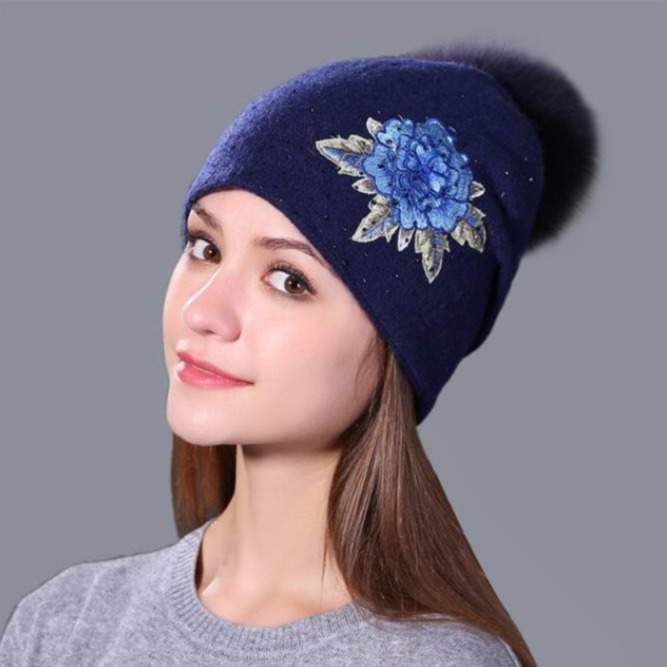 Luxusná modrá dámska čiapka s nášivkou kvetiny, kryštálikmi a odopínacím brmbolcom