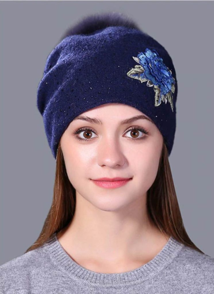 Luxusná modrá dámska čiapka s nášivkou kvetiny, kryštálikmi a odopínacím brmbolcom 3