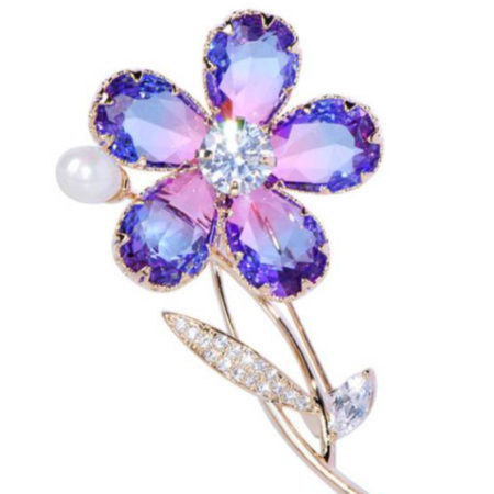 Prepracovaná brošňa v podobe kvetiny s krištáľmi a perlou