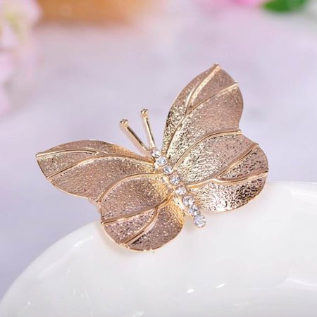 Roztomilá brošňa na oblečenie a doplnky v tvare zlatého motýlika