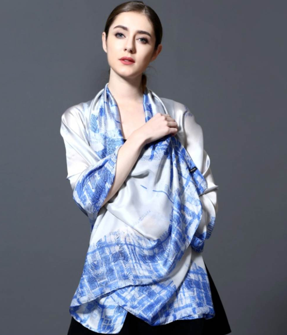 Dámsky hodvábny šál v sivej farbe s modrým vzorom, 175 x 90 cm