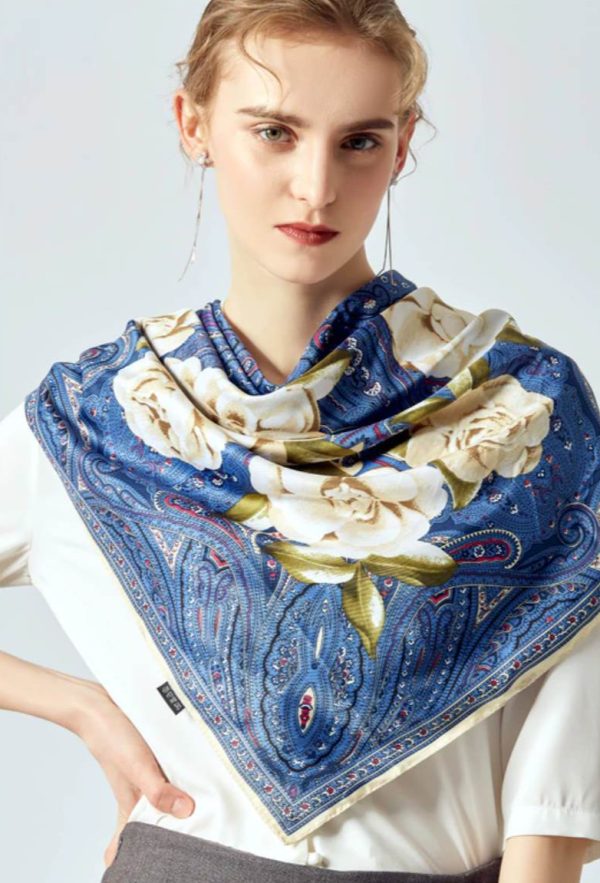 Elegantná hodvábna šatka so modrým vzorom a ružami , 130 x 130 cm