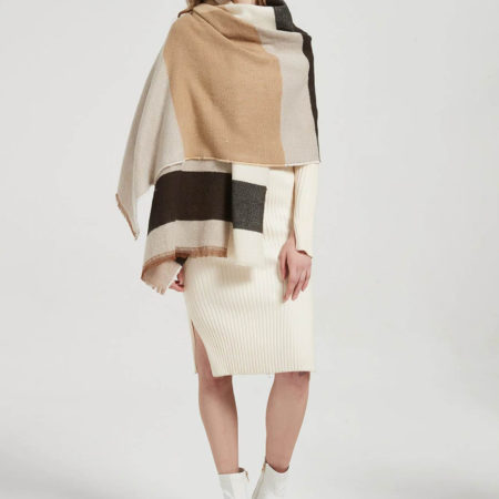 Elegantný dámsky zimný šál v moderným béžovým vzorom