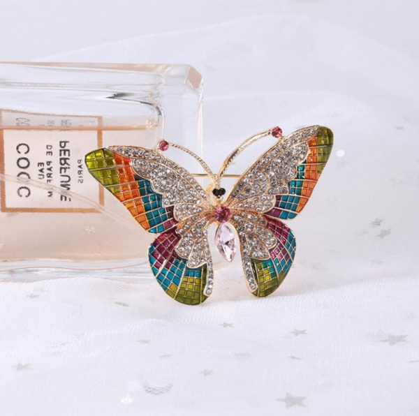 Luxusná brošňa v podobe smaltovaného motýľa s kryštálikmi