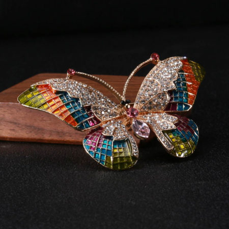 Luxusná brošňa v podobe smaltovaného motýľa s kryštálikmi