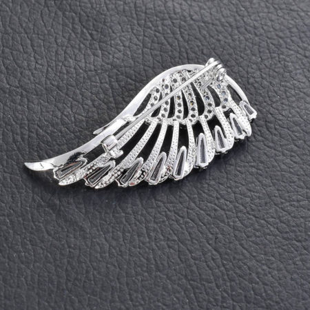 Luxusná brošňa v striebornej farbe v tvare krídla