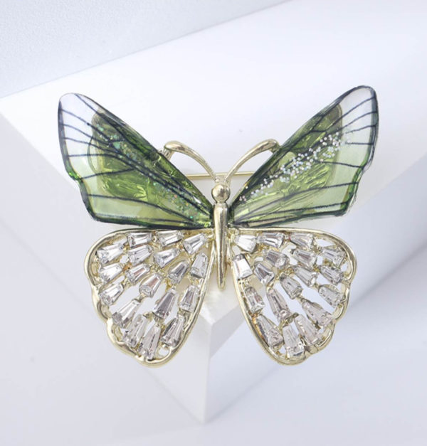 Prepracovaná brošňa v tvare motýľa so zelenými krídlami