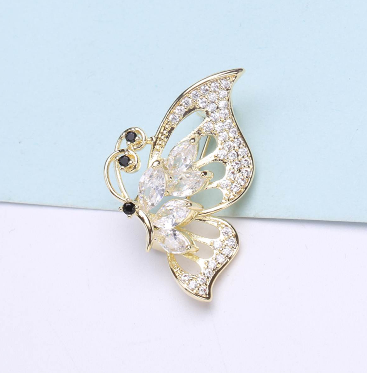 Roztomilá brošňa v podobe zlatého motýľa s kryštálikmi
