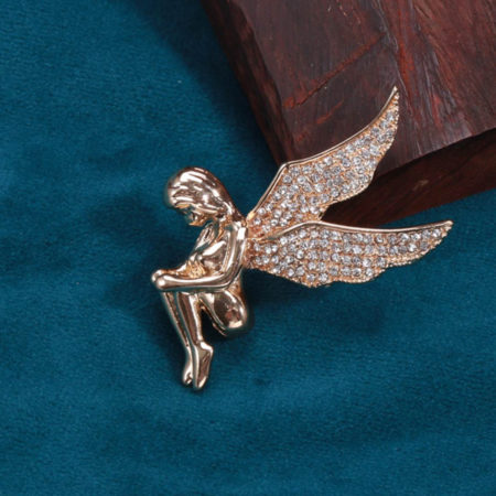 Roztomilá brošňa v podobe sediaceho anjelika s kryštálikmi