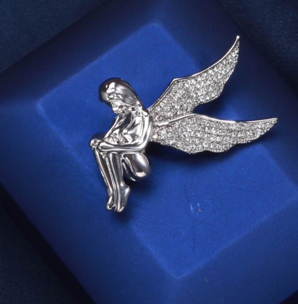 Roztomilá brošňa v podobe strieborného anjelika s kryštálikmi