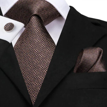 Hodvábny kravatový set s manžetami a vreckovkou s hnedým vzorom