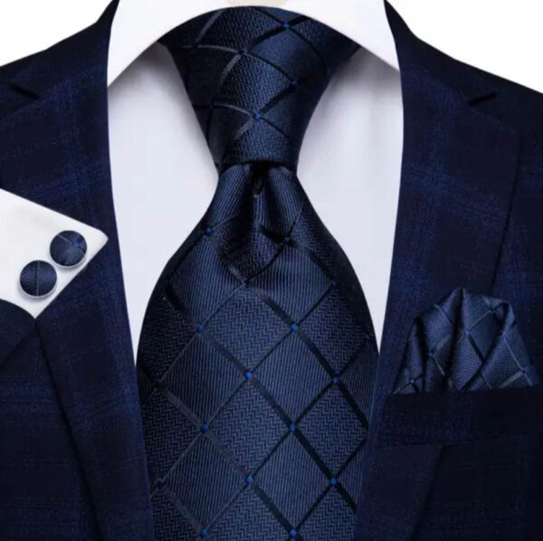 Hodvábny kravatový set s manžetami a vreckovkou s modrým vzorom