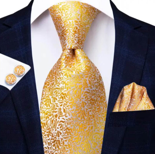 Hodvábny kravatový set s manžetami a vreckovkou so zlatým vzorom
