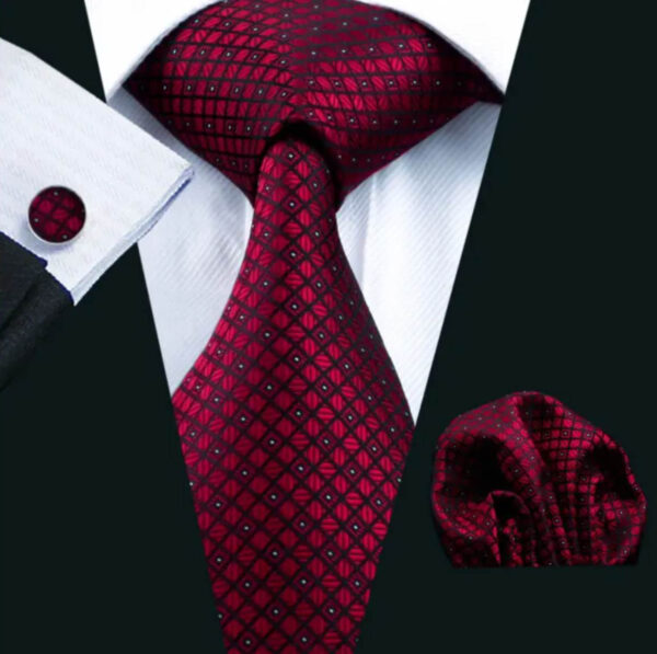 Luxusný kravatový set s červenými štvorčekmi s vreckovkou a manžetami