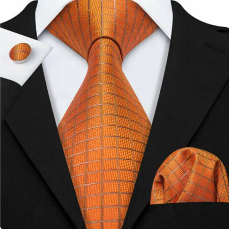 Luxusný kravatový set s pomarančovými štvorčekmi s vreckovkou a manžetami