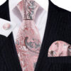 Luxusný kravatový set s ružovými ornamentami s vreckovkou a manžetami