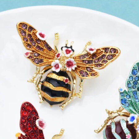Zlatá brošňa na šaty v podobe prepracovanej včielky
